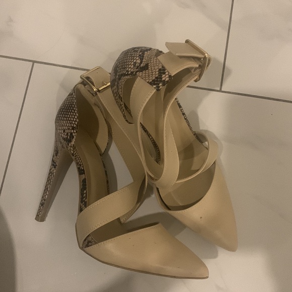 URBAN PLANET snake skin stiletto heels. Size 8. - Picture 4 of 4